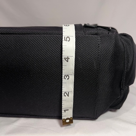 NWOT Titleist Black Professional Messenger Bag - Picture 12 of 12